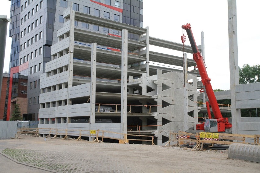 Parking na 800 miejsc powstaje przy Strzegomskiej. Będzie też nowy wieżowiec (ZDJĘCIA)