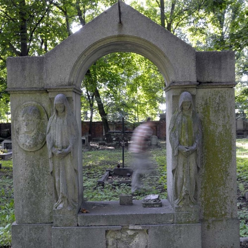 Opole: Zniszczony cmentarz na ul. Wroclawskiej.