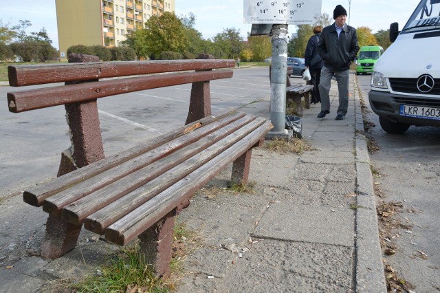 Ławki z epoki wczesnego Gierka są przechylone, odrapane i już dawno powinny stąd zniknąć, bo to centrum miasta