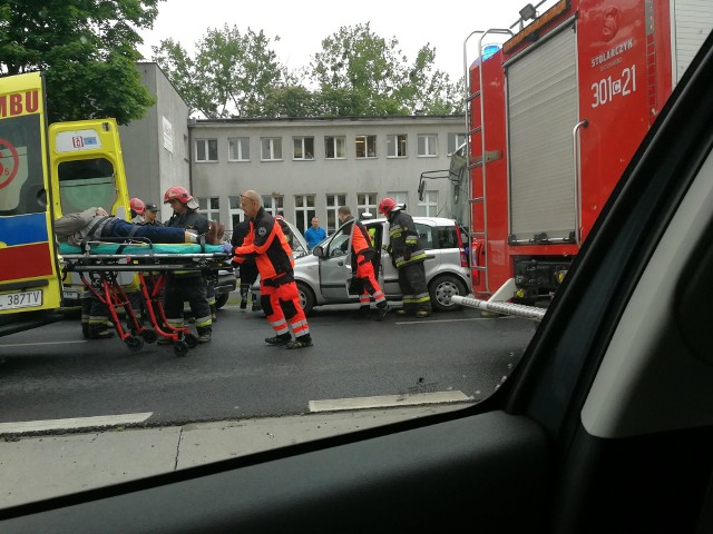 W czwartek (17 maja) przed godziną dziewiątą, na wysokości Klubu Lotnika doszło do zderzenia osobówki z autobusem. Autobus jechał pusty, ale kierowca samochodu został zakleszczony w aucie i musieli uwalniać go strażacy ze specjalistycznym sprzętem. Kierowca trafił do szpitala. Droga jest jednak ciągle zablokowana.- Do zdarzenia doszło z winy kierowcy fiata, który zmieniła pas ruchu, w wyniku czego został uderzony przez autobus, a potem sam uderzył w poprzedzającego go renault. Jeden pas ruchu w kierunku centrum jest ciągle zablokowany - wyjaśnia kom. Przemysław Słomski z zespołu prasowego KWP w Bydgoszczy. Pogoda na piątek, 18 maja