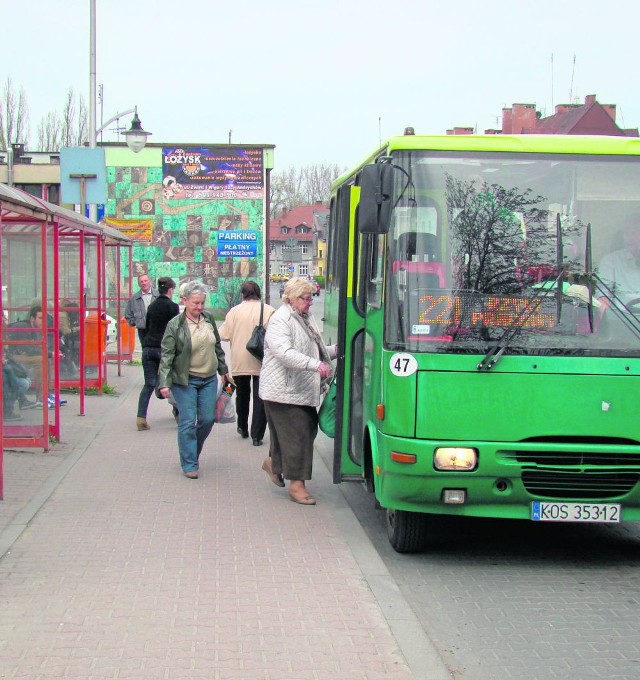 Andrychów. Autobus MZK zabiera pasażerów z przystanku przy ulicy 1 Maja. MZK obsługuje 14 linii o łącznej długości 196 kilometrów.