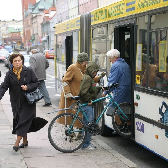 Rowerzyści z autobusów korzystają sporadycznie, szkoda, że jeszcze się im to utrudnia.