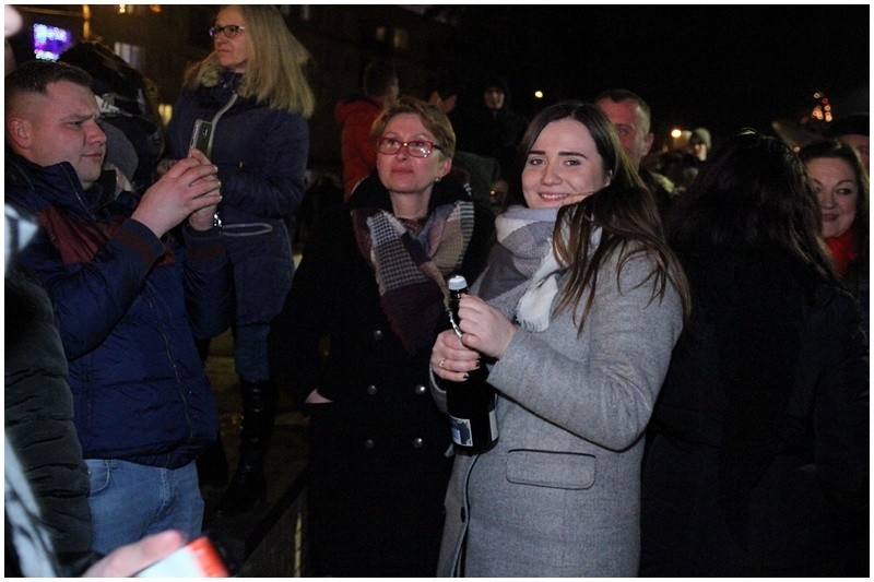 Z muzyką, tańcem i wystrzałami korków od szampana Mońki...