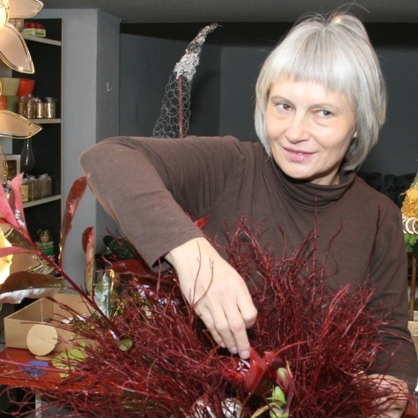 Lidia Gościniewicz potrafi z niczego wyczarować wspaniały świąteczny stroik.