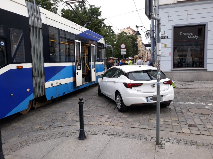 Wypadek na Szewskiej. Zderzenie tramwaju z autem osobowym