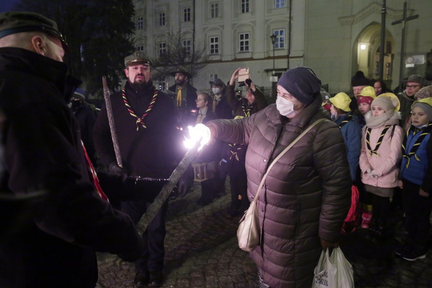 Betlejemskie Światło Pokoju zawitało do Lublina. Będzie kontynuować wędrówkę po Lubelszczyźnie. Zobacz zdjęcia