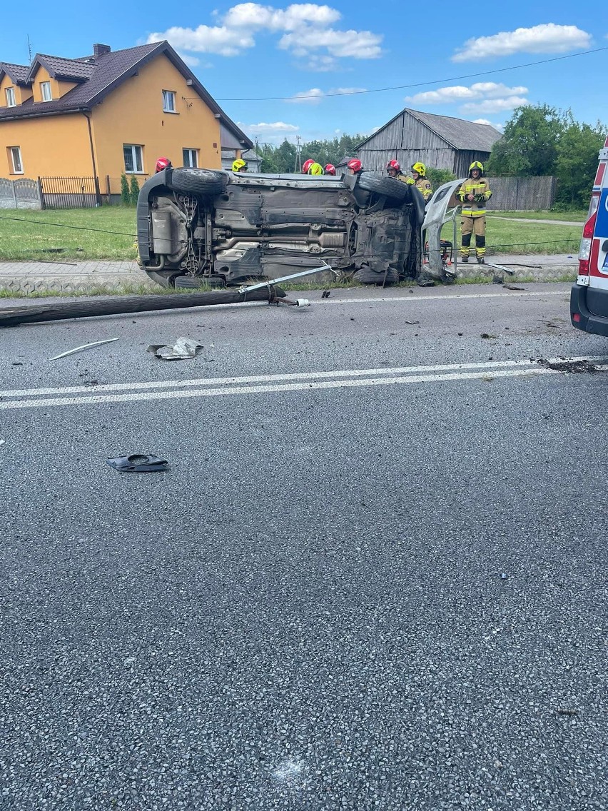Groźny wypadek w gminie Pniewy, samochód osobowy wypadł z drogi i dachował na poboczu