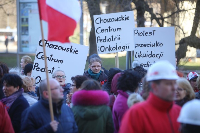 Pikieta przed miejskim urzędem