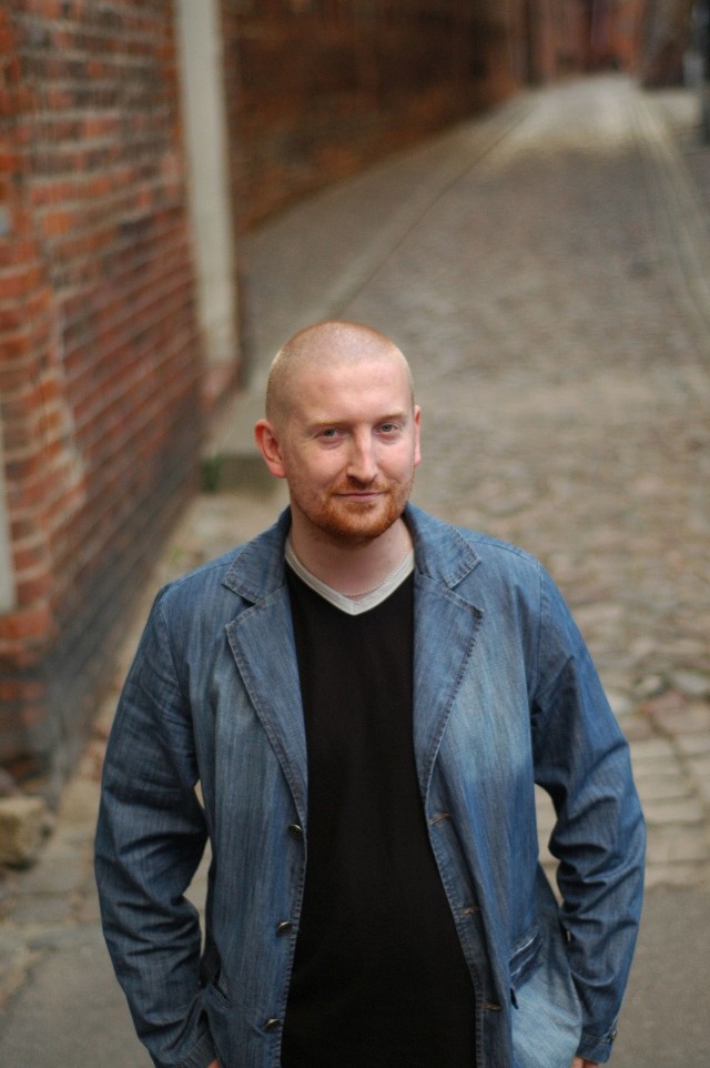 Robert Małecki w październiku 2016 roku zadebiutował jako pisarz