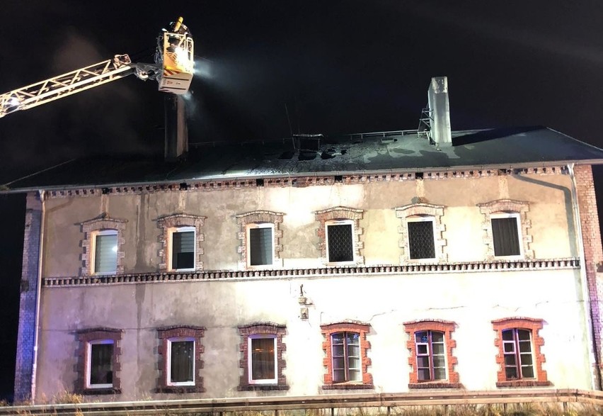Pożar w Czeladzi. Ogień wybuchł nocą, dwie osoby zostały poszkodowane. Budynek nie nadaje się do zamieszkania. 12 osób bez dachu nad głową