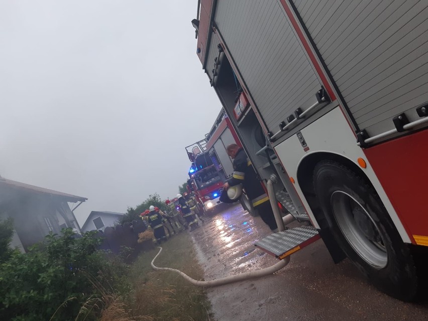Uderzenie pioruna w dom pod Bydgoszczą. Zdjęcia z akcji strażaków w Samociążku