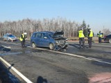 Poważny wypadek na DK11 pod Środą Wielkopolską. Na miejscu lądował śmigłowiec LPR. Kierowcy muszą liczyć się z utrudnieniami