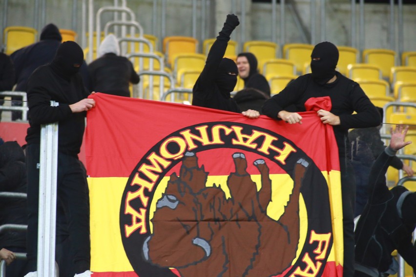 Kibice Legii spalili flagi Jagiellonii na meczu Jagiellonia...