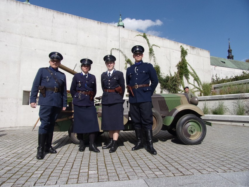Radomscy rekonstruktorzy policyjni gościli w Kielcach i Skarżysku. Prezentowali swoje kolekcje oraz nawiązywali do wojny obronnej 1939 roku