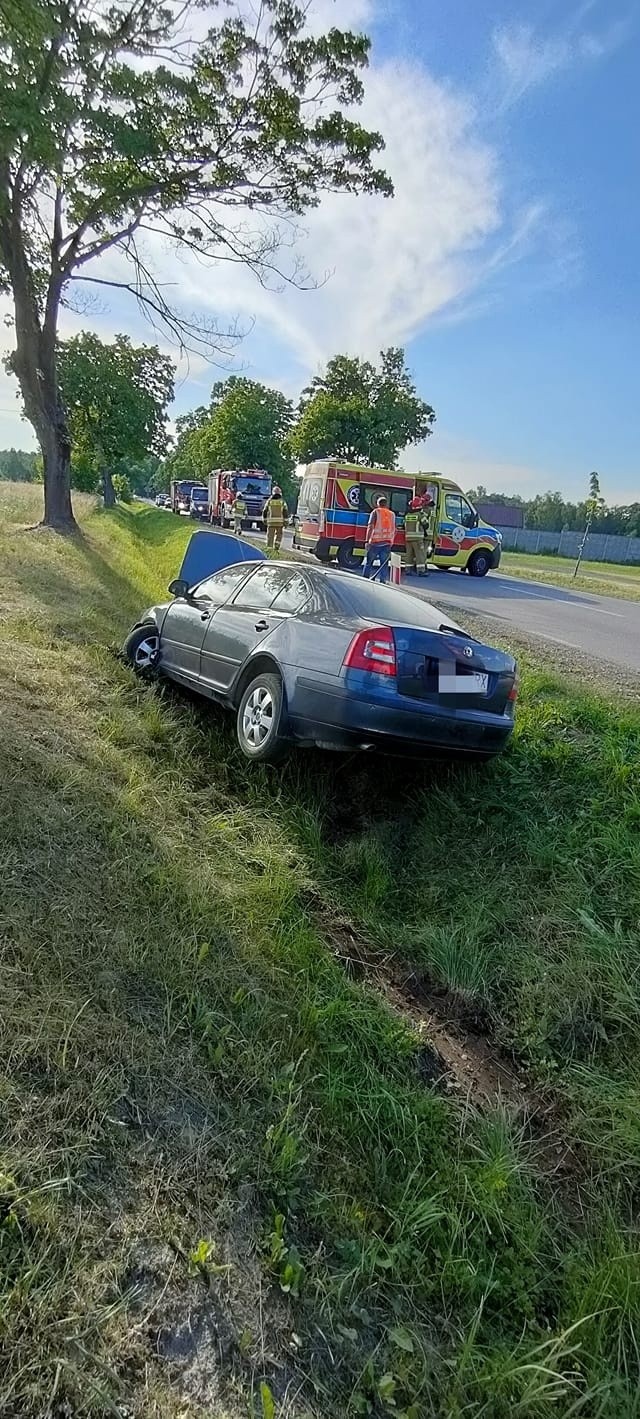 Wypadek w Szczytach w powiecie białobrzeskim. 70-letni kierowca skody zasłabł i wjechał do rowu