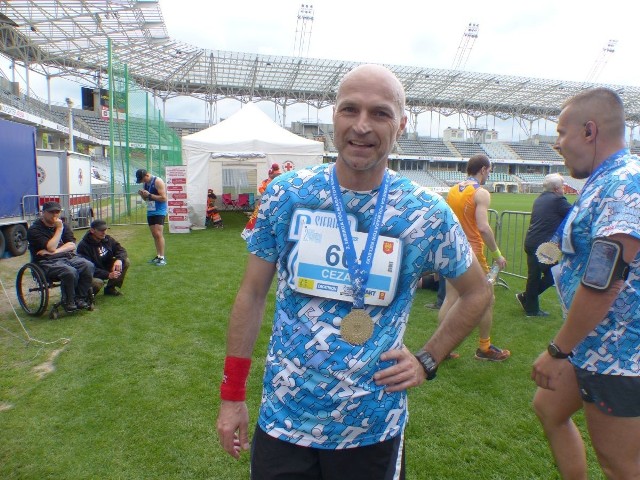 Trener piłkarzy Nidy Cezary Ruszkowski biega hobbystycznie. W minioną niedzielę startował w Półmaratonie Kieleckim.