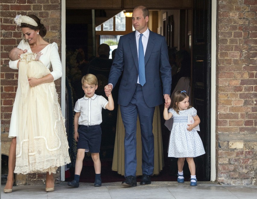 Księżna Kate z księciem Louisem, książę William, George i...