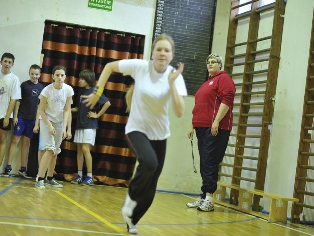 Jednym ze sztandarowych projektów gimnazjum nr 2 są "lekcje z mistrzem&#8221;. Na zdjęciu zajęcia, w których uczestniczyła Urszula Satkowska, była wicemistrzyni Europy w judo (z prawej).
