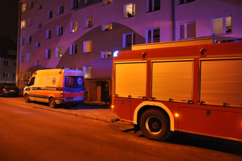 Strażacy pod blokiem przy Warszawskiej