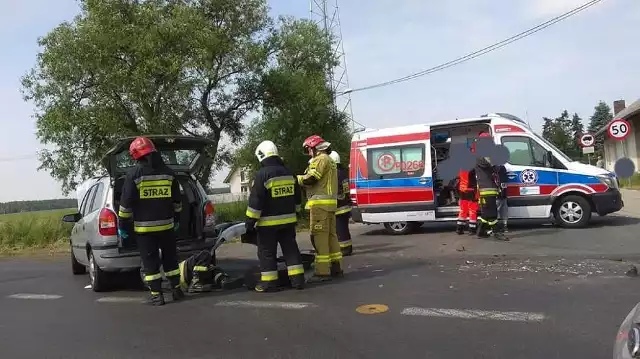 W poniedziałek około godz. 10, na drodze krajowej nr 11 w pobliżu wsi Szczury zderzyły się ze sobą dwa samochody osobowe. W wypadku obrażenia odniosły trzy osoby, w tym dwoje dzieci.