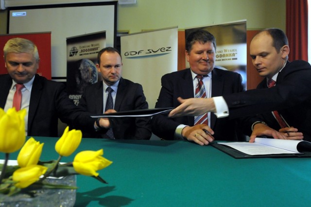 Moment podpisania listu intencyjnego (od lewej: Zbigniew Stopa, prezes LW Bogdanka, marszałek Krzysztof Hetman oraz Grzegorz Górski i Jarosław Broda z GDF Suez