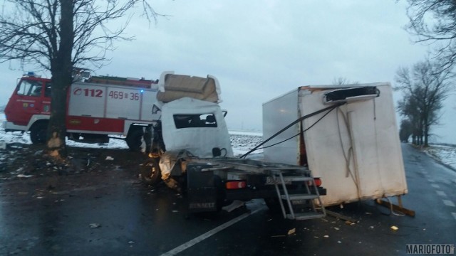 Około 8.30 została odblokowana droga krajowa 46 między Pakosławicami a Sidziną. O 3.00 w nocy doszło tam do wypadku. 53-letni kierowca dostawczego busa z nieustalonej przyczyny zjechał na pobocze i uderzył w drzewo. Mężczyzna zginął na miejscu. Dokładne okoliczności wypadku wyjaśni policja.