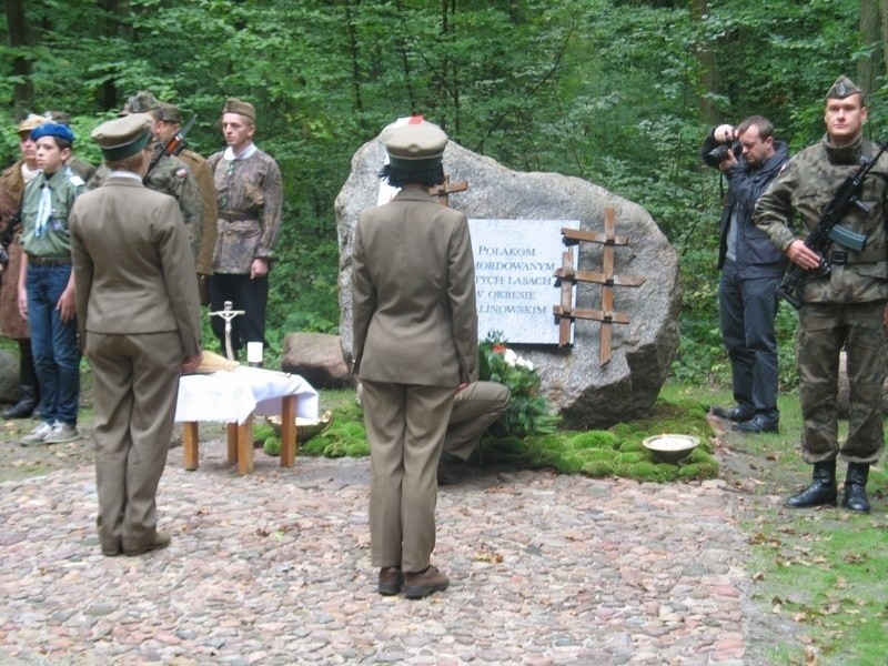 Leśnicy oddający hołd zamordowanym