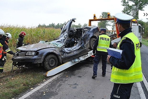 Skierowani na miejsce zdarzenia policjanci ustalili wstępnie, że kierujący volkswagenem, 27-letni mieszkaniec Lubaczowa, na łuku drogi stracił panowanie nad pojazdem, zjechał do przydrożnego rowu i uderzył w drzewo.