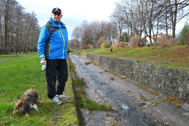 Bielszczanin Jan Kraut prawie codziennie spaceruje ze swoim pieskiem po Bulwarach Straceńskich. Mówi, że na pewno potrzebne jest oświetlenie, przydałaby się też alejka spacerowa.