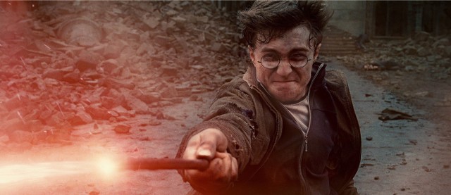 Kadr z filmu "Harry Potter i Insygnia Śmierci: Część 2", ukazujący aktora Daniela Radcliffe'a, grającego tytułową postać (2011).