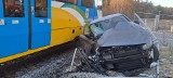 Samochód wjechał w pociąg relacji Szczecin-Kołobrzeg. Wypadek na niestrzeżonym przejeździe