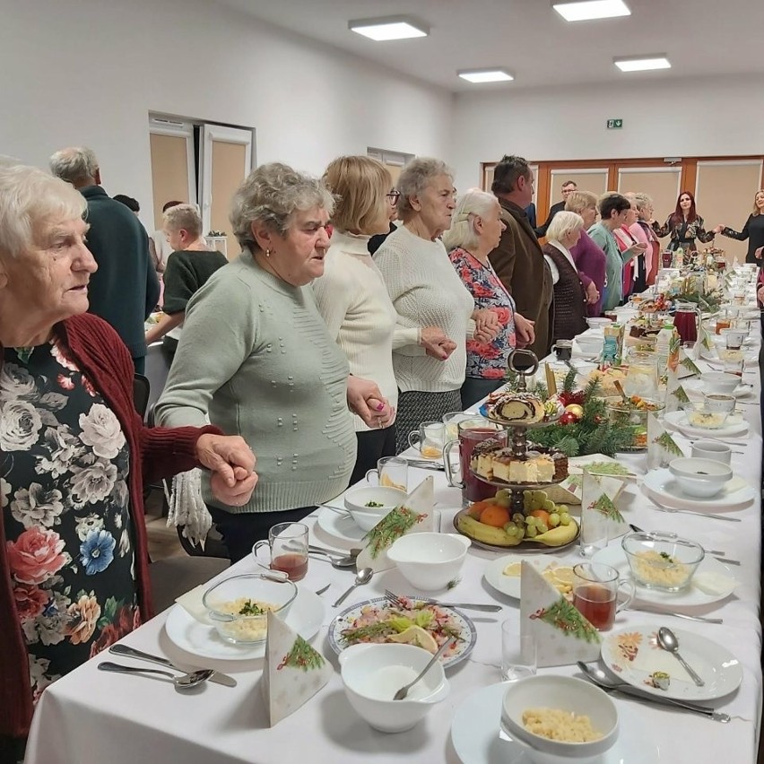 Wyjątkowe spotkanie świąteczne w gminie Morawica. Samotni i starsi wspólnie zasiedli do wigilijnego stołu