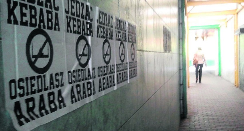 Plakaty w Rybniku: "Jedząc kebaba, osiedlasz Araba"