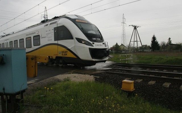 Wypadek na przejeździe kolejowym pod Sadowicami (gmina Kąty Wrocławskie). Samochód dostawczy wjechał pod szynobus Kolei Dolnośląskich. Zdjęcie ilustracyjne