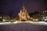 Niesamowite nocne zdjęcia zimowego Krakowa! Miasto przykryte śniegiem, nocą wygląda bajecznie [ZDJĘCIA]