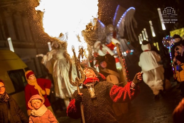 Dobiegł końca Jarmark Bożonarodzeniowy w Pile. Trzeciego dnia, w niedzielę 12 grudnia, jedną z największych atrakcji była parada ze św. Mikołajem w wykonaniu Teatru Żywego z Bielawy. W spektakularnym widowisku uczestniczył tłum ludzi. Zobaczcie zdjęcia z niesamowitej parady! --->
