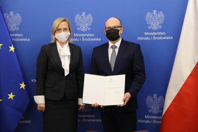 Marszałek Artur Kosicki pokazuje akt powołania otrzymany od minister Anny Moskwy