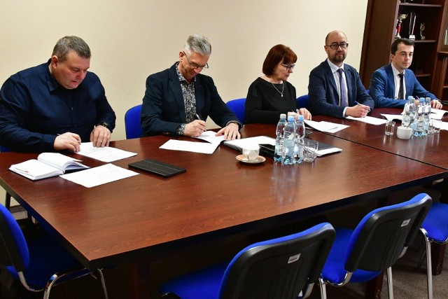 Podpisanie umowy na dofinansowanie remontów trzech dróg powiatu biłgorajskiego