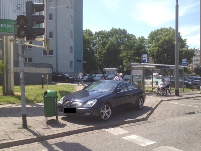 Parkowanie w Szczecinie. Mercedesem na chodniku i przy przejściu dla pieszych