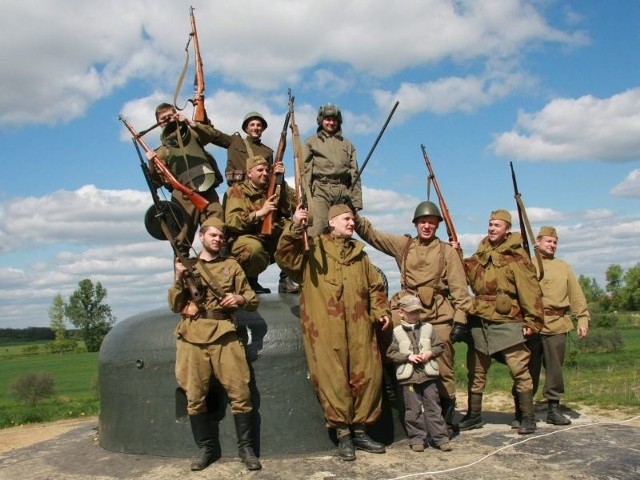 Przed tygodniem bunkier w Pniewie zdobyli miłośnicy historii ze Szczecina. Przewodnicy liczą, że za nimi do szturmu na międzyrzeckie fortyfikacje ruszą tłumy turystów.