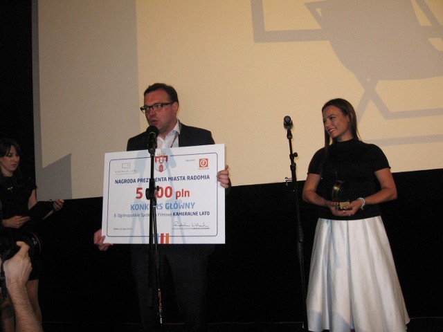 Nagroda Główna Prezydenta Radomia - trzyma ją prezydent Radosław Witkowski statuetka Złotego Łucznika - trzyma ją Anna Mucha - czekała na Marcina Podolca za film"Dokument".