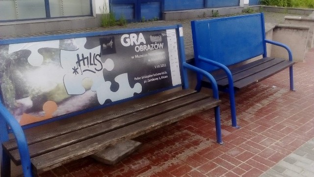 Reklama z 2011 roku zdobi ławkę przy ulicy Wapiennikowej.