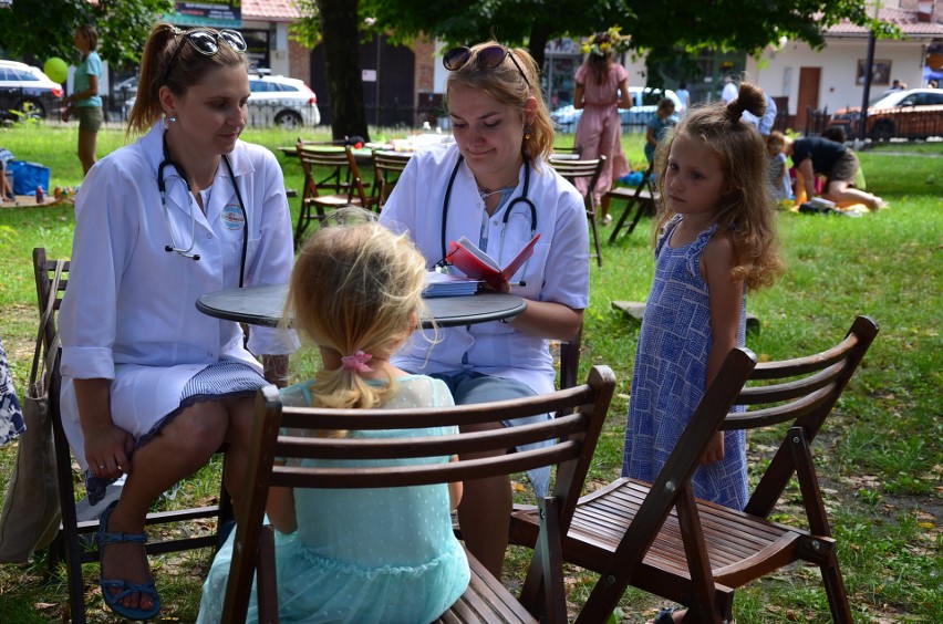 Niepołomice. Tłumy zaczytanych ludzi, tysiące wymienionych książek, moc literackich atrakcji [ZDJĘCIA]