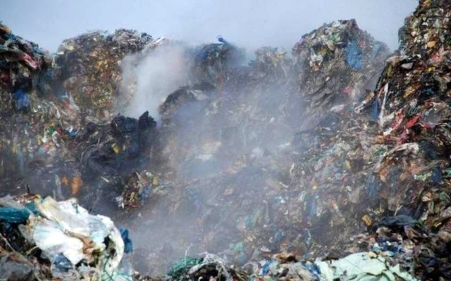 Tysiące ton śmieci zalega na składowisku.
