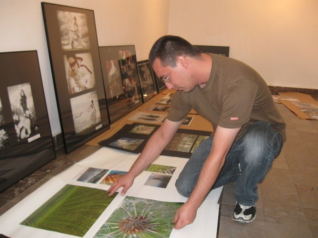 Robert Zaliński przygotowuje wystawę fotografii, która zostanie otwarta jutro,  o 12.00.