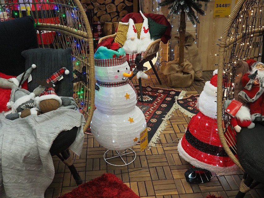 W łódzkich marketach jest duży wybór świątecznych dekoracji. CENY, ZDJĘCIA. Jak udekorować na święta Bożego Narodzenia balkon, taras i ogród