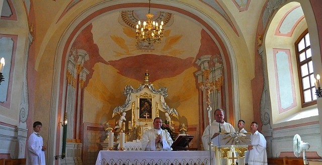 Uroczystą mszę w odnowionym kościele odprawiali dziekan, ksiądz Andrzej Zapart i proboszcz parafii św. Anny Paweł Wlazło.