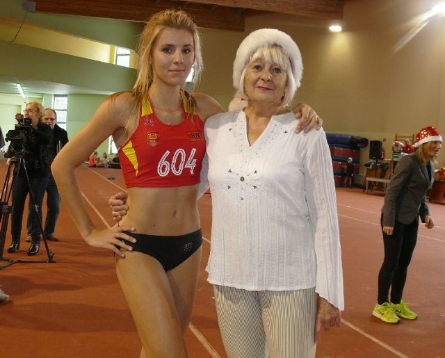 Karolina Młodawska miała powody do zadowolenia, ponieważ wygrała trzy konkurencje. Na zdjęciu ze swoją trenerką Mirosławą Sarną. 