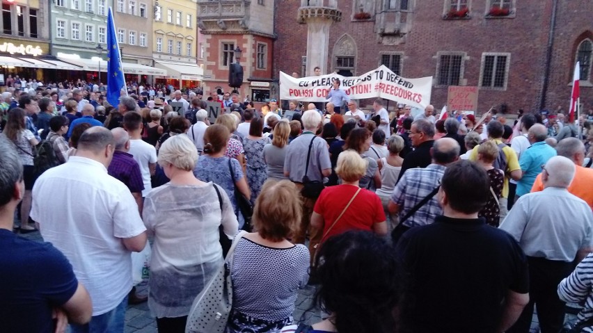 Tak wrocławianie protestowali w obronie sądu [ZDJĘCIA]