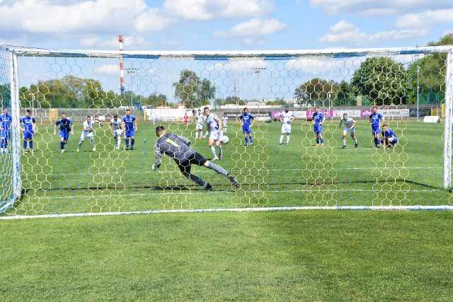 Piłkarze Stilonu Gorzów (białe stroje) pokonali 4:1 Ilankę Rzepin i sześć kolejek przed zakończeniem rozgrywek zapewnili sobie awans do trzeciej ligi.